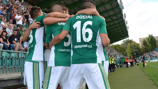 Fotbalisté Bohemians se radují z výhry.