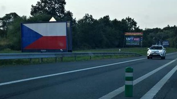 Dálnice zaplavily billboardy s českou vlajkou.