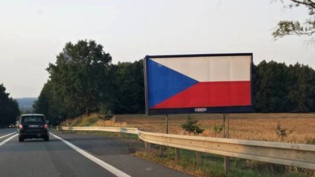 Dálnice zaplavily billboardy s českou vlajkou – majitelé tak protestují proti jejich odstranění