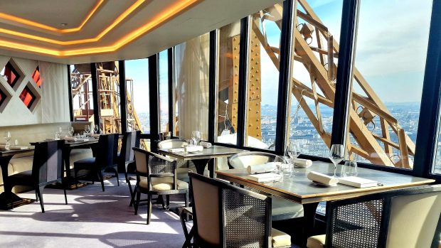 Restaurace Le Jules Verne v pařížské Eiffelově věži