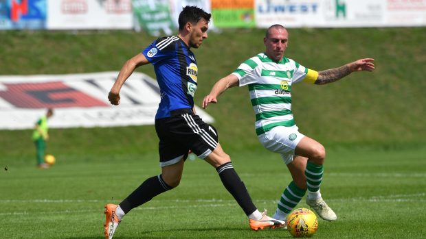 Rudolfa Reitera odzbrojuje ve středu hřiště Scott Brown. 33letá hrající legenda Celticu se stará o střed hřiště