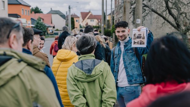 Kronikář a průvodce ostravskou historií Petr Lexa Přendík na jedné ze svých komentovaných vycházek Antošovicemi