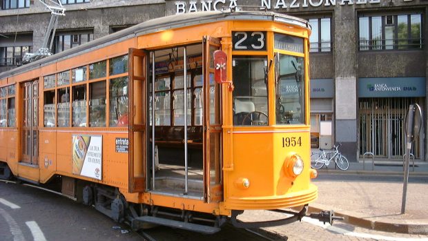 Historická tramvaj slouží nejen turistům, ale i běžným obyvatelům Milána.
