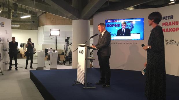 Andrej Babiš hodnotí průběžné výsledky komunálních a senátních voleb.
