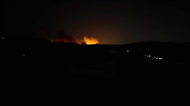 V červnu mu hořelo zhruba kilometr od domu. „Bylo to za hřebenem v Ano Daskalio. Tohle jsem fotografoval z terasy svého domu v noci. Je vidět, že všude v naší osadě Mertani je tma, neboť vypadl proud,“ popsal Šimon Kvíčala