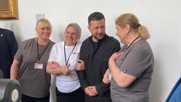 Volodymyr Zelenskyj s ukrajinskými uklízečkami