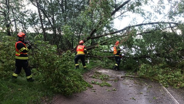 Hasiči zasahovali u následků bouřek, doprovázených silným větrem, které potrápily zejména oblast Kroměřížska a Holešovska. Vyjížděly k popadaným stromům na komunikacích, elektrickém vedení či zaparkovaných vozidlech