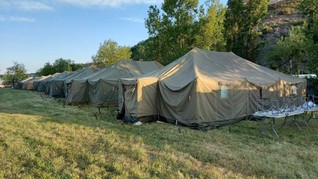 Hasiči v pražské Troji postavili stanové městečko pro uprchlíky