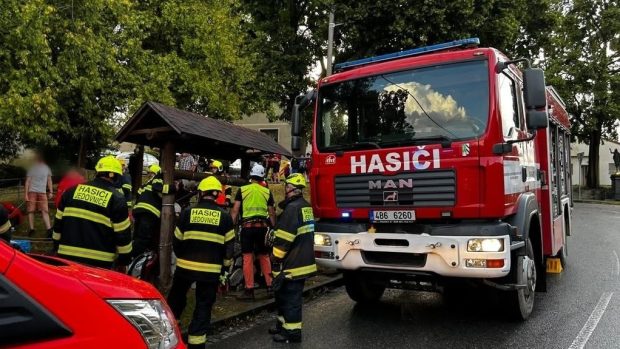 Hasiči zachraňovali osm lidí, které silný déšť uvěznil v podzemí v Moravském krasu