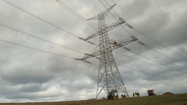 Oprava vedení vysokého napětí po silných poryvech větru