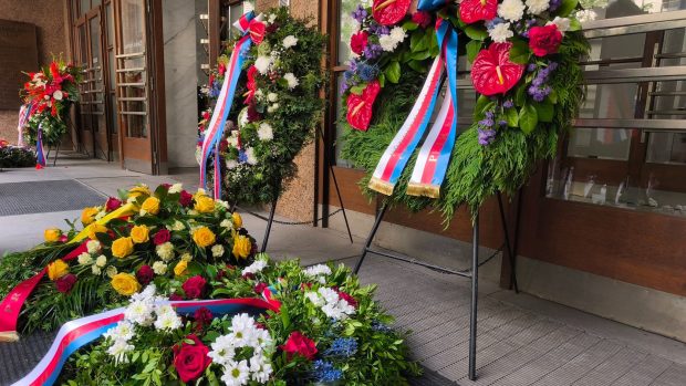 Pieta k uctění 57. výročí invaze vojsk Varšavské smlouvy před budovou Českého rozhlasu v Praze