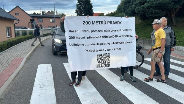 Místní v Martiních blokují dva přechody jako protest kvůli prodlužování dostavby dálnice