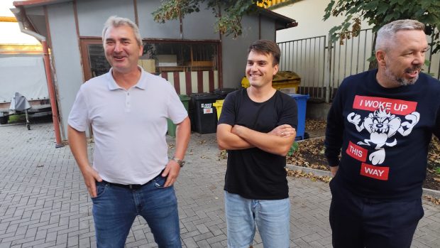 Moderátor Radiožurnálu Sport Jan Pěruška (uprostřed) s někdejšími fotbalovými reprezentanty Janem Suchopárkem (vlevo) a Pavlem Horváthem