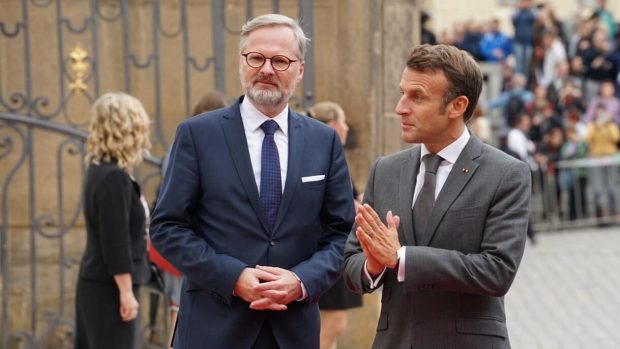 Francouzský prezident Emmanuel Macron přijel na první setkání Evropského politického společenství, jehož vznik inicioval, mezi posledními. Přivátahl ho premiér Petr Fiala (ODS).