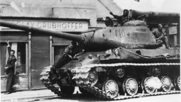 Sovětský tank IS-2 během postupu v květnu 1945 v Čechách