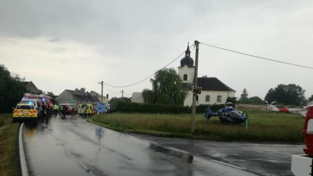 Nehodu u Tisové nepřežila žena, dalších sedm lidí je zraněno