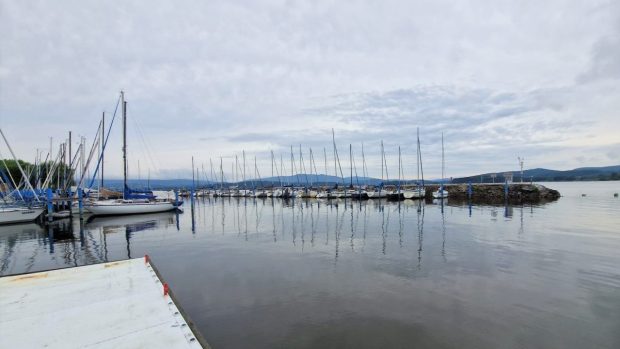 Někteří majitelé větších lodí proto teď předčasně ukončují sezonu a vytahují plavidla na břeh