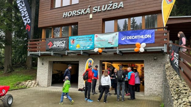 Pochodu na Pláně s Horskou službou se zúčastnily desítky lidí