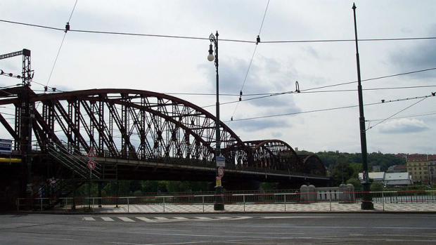 Přes pražský železniční most už nepřejdete. Praha v pátek uzavřela lávky, které vedou z obou stran kolejí, protože jsou v havarijním stav.