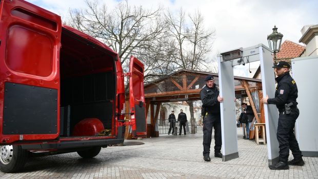 V pondělí v poledne policisté odstranili většinu bezpečnostních rámů