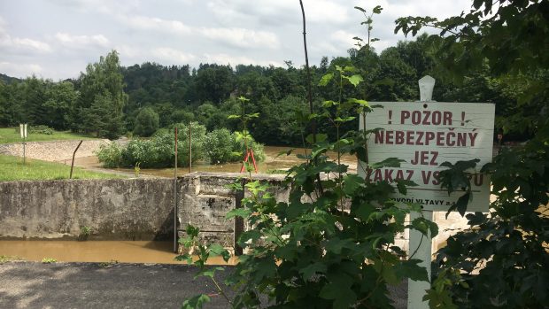 Jez zvaný Český Šternberk nedaleko stejnojmenného města na řece Sázavě patří k těm nejvíce nebezpečným v Česku