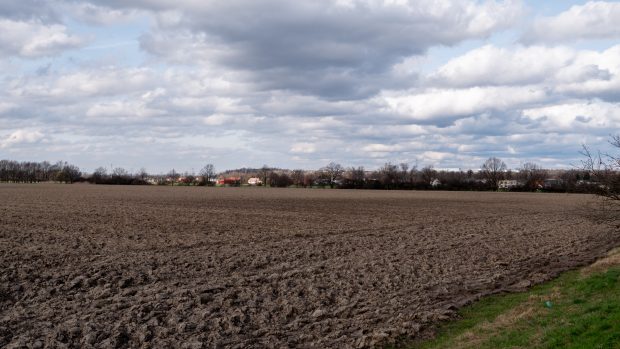 Pole s výhledem na Věřňovice, kam by mohla zasahovat plánovaná gigafactory.