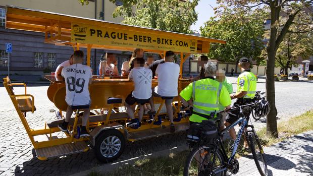 Městská police kontroluje pivní kola v centru Prahy.