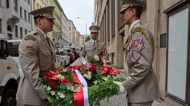 U příležitosti 57. výročí srpnových událostí roku 1968 se ve čtvrtek 21. srpna v 11.00 hodin před budovou Českého rozhlasu na Vinohradské ulici v Praze uskutečnil pietní akt s kladením věnců