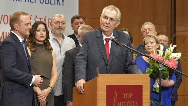 Miloš Zeman v druhé přímé volbě obhájil funkci prezidenta republiky.