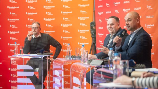 Vlevo ekonomický expert Pirátské strany Libor Dušek, uprostřed poslanec Jan Hrnčíř (SPD) a vpravo poslanec Martin Kolovratník (ANO)