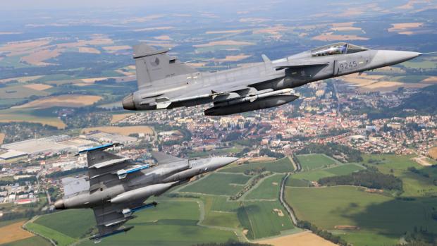 Dva letouny JAS-39 Gripen letectva Armády České republiky