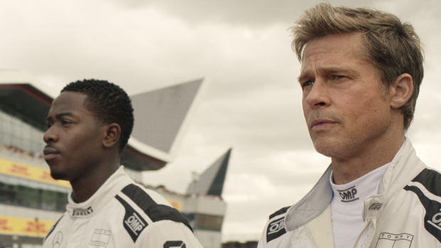 Damson Idris a Brad Pitt ve snímku F1