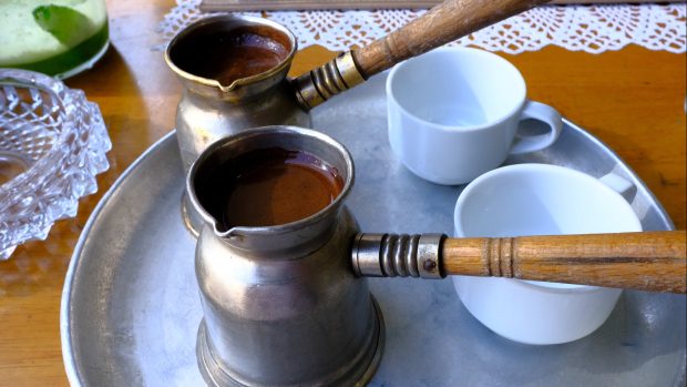 Arabská káva se připravuje v džezvě. V libanonské restauraci vás upozorní, že libanonská káva je opravdu silná.