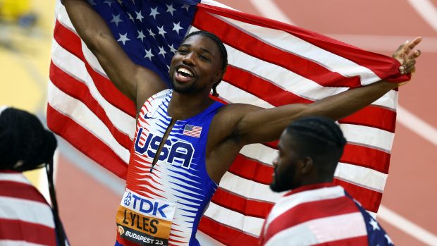 Američan Noah Lyles se raduje z triumfu ve štafetě na mistrovství světa v Budapešti