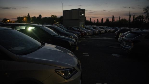 Noční hlediště autokina u stadiónu Strahov.