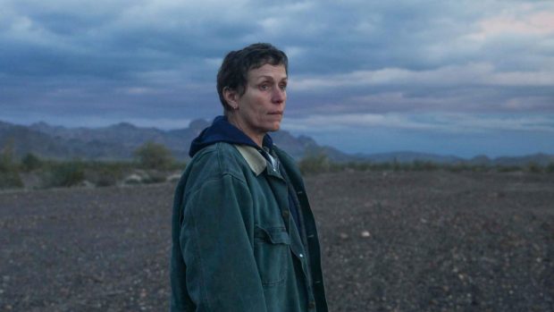 Frances McDormand ve snímku Země nomádů