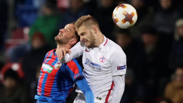 Marek Bakoš v souboji s FCSB