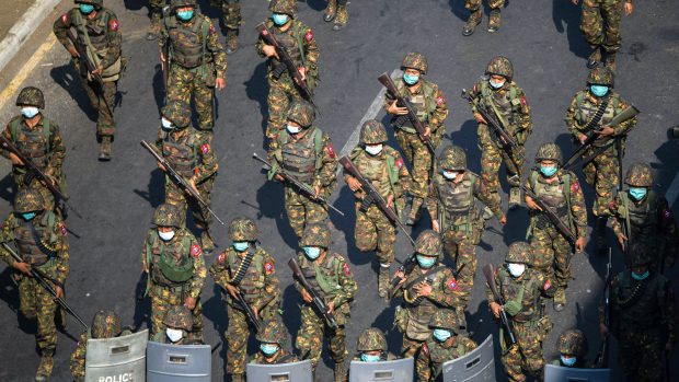 Barmská armáda a další bezpečnostní složky totiž k potlačení demonstrací opakovaně použily vodní děla, slzný plyn, gumové projektily, proti neozbrojeným demonstrantům ale zahajují také ostrou palbu