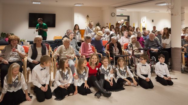 Hanka Shánělová domluvila koncert dětského pěveckého sboru seniorům z Třebešína