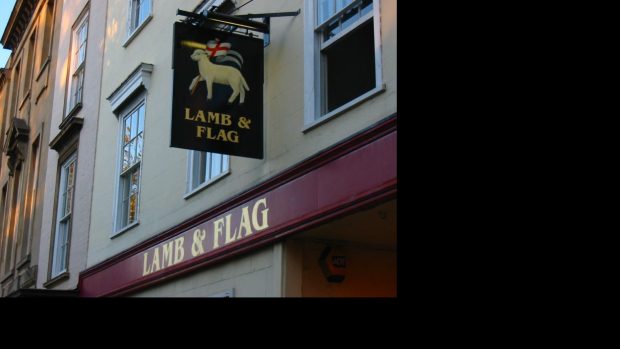 Anglické univerzitní město Oxford přijde o jedno z ikonických míst. Po 450 letech končí hospoda The Lamb and Flag oblíbená třeba mezi takzvanými inkousťaty