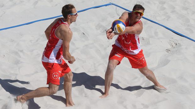 Beachvolejbalisté Ondřej Perušič a David Schweiner během semifinále turnaje Pro Tour Elite v Paříži