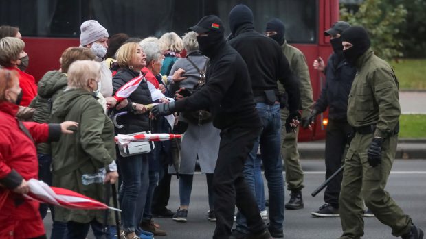 Do ulic několika běloruských měst vyšli i senioři