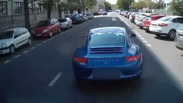 Porsche zpomalilo čtrnáctitunové hasičské auto.