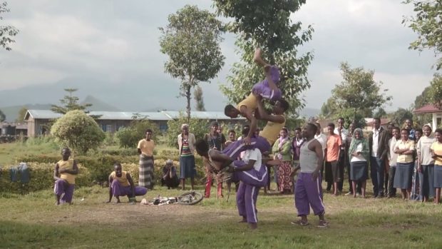 Akrobati ze Rwandy vystoupili na festivalu Letní Letná