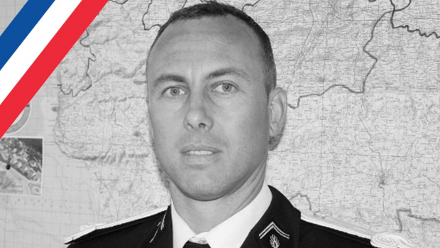 „Podplukovník Arnaud Beltrame nás opustil. Zemřel za svou vlast. Francie nikdy nezapomene na jeho hrdinství,“ napsal na twitteru ministr vnitra Gérard Collomb