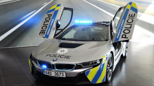 Vůz BMW i8 v policejních barvách.