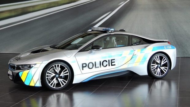 Vůz BMW i8 v policejních barvách.