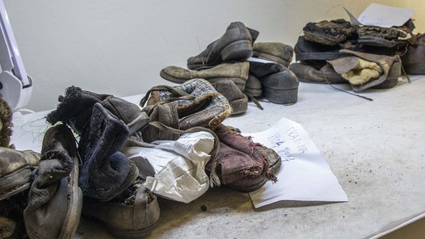Pracovníkům muzea projde v rámci konzervačního projektu rukama okolo osmi tisíc dětských a dorosteneckých botiček