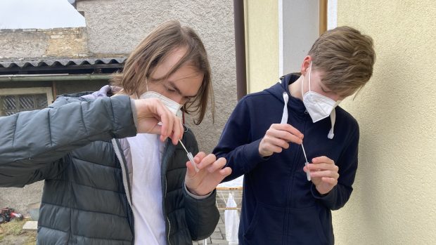 Bratři Petr a Pavel zvládli testování bez obtíží