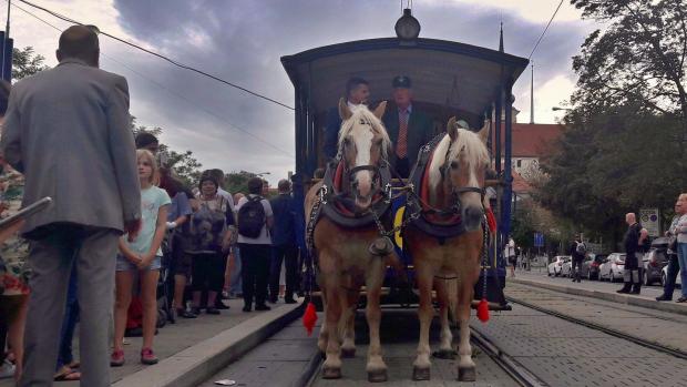 Výjezd koněspřežné tramvaje přilákal na Moravské náměstí stovky lidí.
